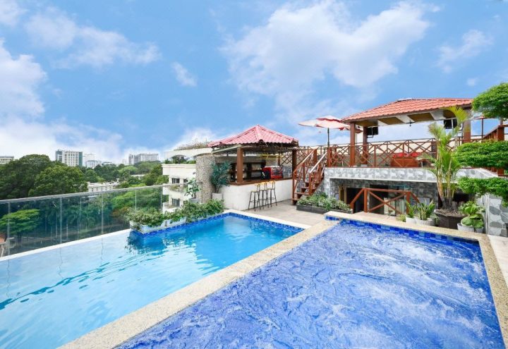 California Saigon Hotel & Rooftop Pool